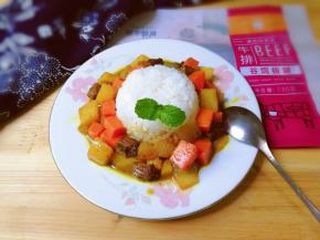 盘中倒扣一碗米饭，盛入咖喱土豆牛肉
