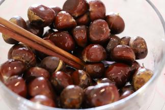 用筷子拌匀，让所有板栗都裹上一层薄薄的油。