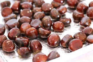 所有的板栗倒入烤盘内，摊开。