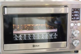 烤箱设置上火200度，下火190度，中层，时间设置为40分钟，预热时间10分钟，烘烤20分钟。