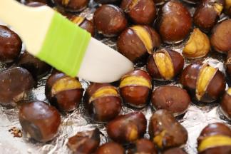 开水和糖一起混合至糖化，取出板栗，用刷子均匀的给板栗表面刷上一层糖浆。