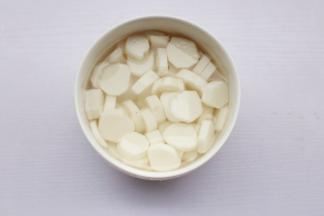 铁棍山药戴一次性手套去皮洗净切断。