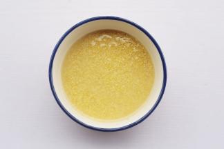 小米浸泡10分钟洗净，枸杞洗净。