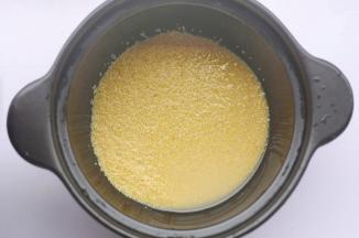 锅中加入小米。