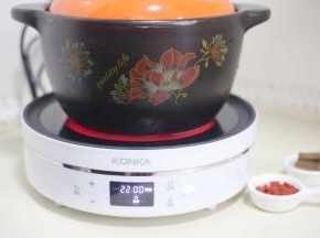 放电陶炉上小火煮22分钟。