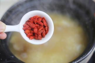 加入枸杞，煮2分钟。