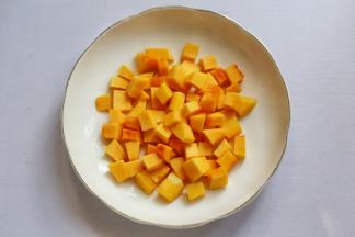 南瓜去皮去籽切块。