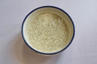 大米浸泡1小时。