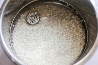 大米放入锅中。