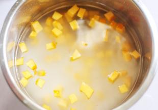 加5倍的水，盖上锅盖开启煲粥模式。