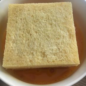 每一个面都均匀裹上鸡蛋液。