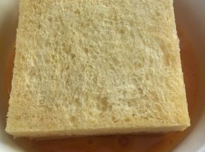 每一个面都均匀裹上鸡蛋液。