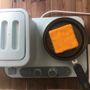 东菱早餐机平底锅放少许油大火预热，转中火，煎至每一片金黄酥脆即可。