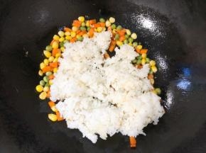 放入米饭翻炒散开