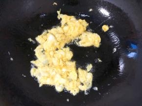 锅中烧油，倒入鸡蛋翻炒至熟捞起备用