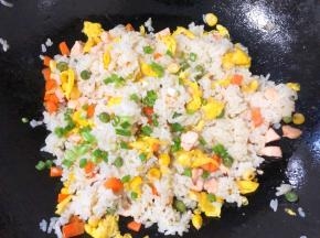 放入香葱翻炒均匀即可