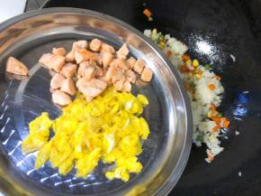 放入鸡蛋和三文鱼翻炒均匀
