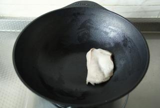 开锅：清水洗锅，厨房纸巾擦干，大火烧热烘干。隔热手套拿着筷子，用猪油擦锅内壁，转圈方式，让锅内壁均匀布满油脂。
