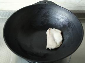 开锅：清水洗锅，厨房纸巾擦干，大火烧热烘干。隔热手套拿着筷子，用猪油擦锅内壁，转圈方式，让锅内壁均匀布满油脂。