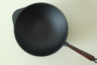 然后关火将锅里多余的猪油倒出，用热水冲洗干净，厨房纸巾擦干，重复以上操作4-5次，过程比较长，我开锅开了将近一个小时。注意，锅边锅底也要开，养护到位！最后将油倒干净后，热水冲洗干净，厨房纸巾擦干，小火将锅烘干，再擦一层薄薄的植物油即可！