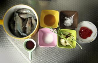 新鲜的虾剪去须，最好是开背去个虾线，这个虾比较肥硕，不太好去，所以我就省略了开背去虾线这一道工序。清洗干净，然后沥干水分备用！