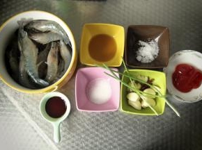 新鲜的虾剪去须，最好是开背去个虾线，这个虾比较肥硕，不太好去，所以我就省略了开背去虾线这一道工序。清洗干净，然后沥干水分备用！