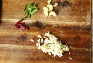 辅料清洗干净，姜切片；葱切成葱段；干辣椒切成2段；蒜粒用刀背压几下，然后切成蒜末。