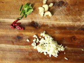 辅料清洗干净，姜切片；葱切成葱段；干辣椒切成2段；蒜粒用刀背压几下，然后切成蒜末。