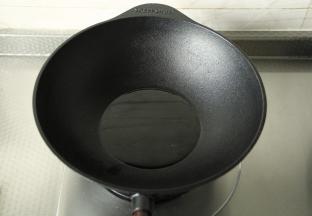 已经开好的斯肯特铸铁锅，清水冲洗干净，厨房纸巾擦干，然后开中火烘干，再倒入玉米油，将油烧热。真的没有明显油烟。