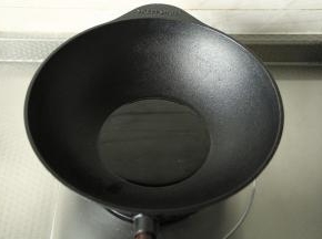 已经开好的斯肯特铸铁锅，清水冲洗干净，厨房纸巾擦干，然后开中火烘干，再倒入玉米油，将油烧热。真的没有明显油烟。