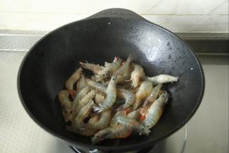 倒入处理好的虾，开始翻炒（什么锅铲都可以，我用的硅胶锅铲，锅底弧度炒菜不费力）。