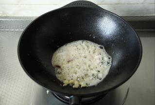 锅里留底油，不需要另外加油了。倒入姜片，蒜末，煸炒爆香。中火即可，保温效果不错，大火炒太久的话容易糊。