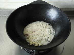 锅里留底油，不需要另外加油了。倒入姜片，蒜末，煸炒爆香。中火即可，保温效果不错，大火炒太久的话容易糊。