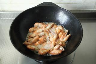 受热也挺均匀，翻炒得当，一只手翻炒，锅体也没有移动，可以一边倒菜，一边直接开始翻炒。很快虾就呈现红彤彤的颜色。翻炒过程没有什么油烟。炒到虾变色8成熟。将虾盛出备用。