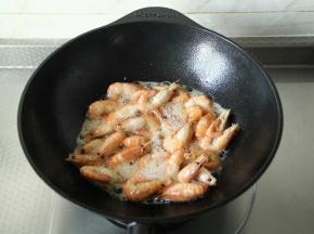 受热也挺均匀，翻炒得当，一只手翻炒，锅体也没有移动，可以一边倒菜，一边直接开始翻炒。很快虾就呈现红彤彤的颜色。翻炒过程没有什么油烟。炒到虾变色8成熟。将虾盛出备用。