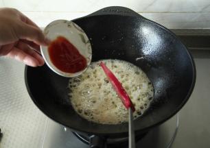 然后倒入番茄酱，翻炒一会会。