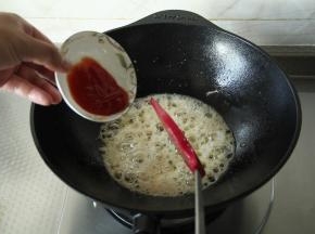 然后倒入番茄酱，翻炒一会会。