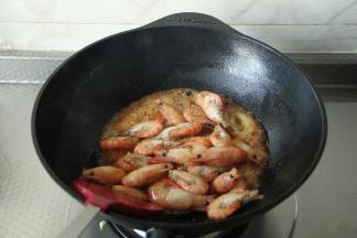 倒入炸好的虾，翻炒一会会翻炒上色。