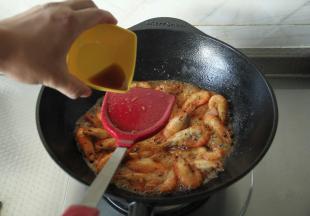 倒入料酒去腥。