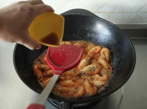 倒入料酒去腥。