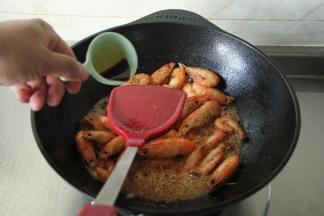 倒入生抽，一定要生抽，不要老抽，翻炒均匀。步骤8、9不需要翻炒很久，倒入后翻炒一下即可。