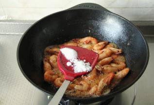 倒入盐调味，加一点糖提鲜，这个糖不可省略哈！翻炒均匀。