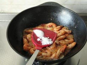 倒入盐调味，加一点糖提鲜，这个糖不可省略哈！翻炒均匀。