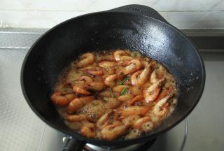 最后撒入葱段翻炒两下即可。想颠锅，没颠得动。注意，关火后，直接装盘，千万不要闷，这锅保温效果很好，焖太久底下还是有余热，别焖糊了哈！