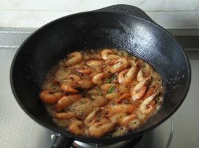 最后撒入葱段翻炒两下即可。想颠锅，没颠得动。注意，关火后，直接装盘，千万不要闷，这锅保温效果很好，焖太久底下还是有余热，别焖糊了哈！