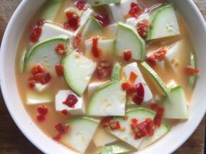 再在表面均匀的撒上剁辣椒；（没有剁辣椒则可不放，但是放了剁辣椒味道更好）