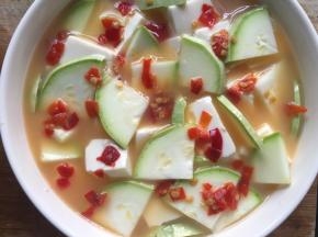 再在表面均匀的撒上剁辣椒；（没有剁辣椒则可不放，但是放了剁辣椒味道更好）