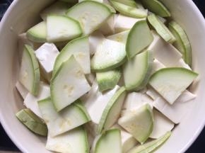 将西葫芦均匀的撒在豆腐上；