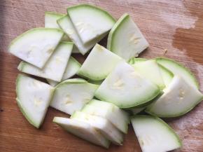 将西葫芦洗净，切小块薄片；（没有则可不放）