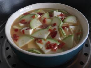 起锅倒入适量清水，煮沸后将深碗放入蒸锅，中火蒸熟；（蒸制时间可供参考，高度不深8~10分钟，偏深则15~20分钟啊，小编这个深度属于偏深）